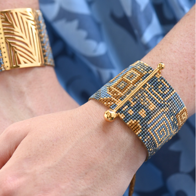 FINE ART BRACELET IN GOLD, BRONZE, METALLIC BLUE AND GUNMETAL