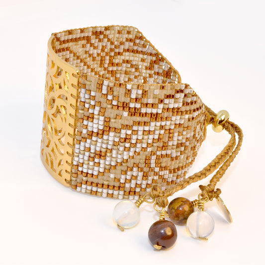 CLOVIS BRACELET IN GOLD, BEIGE AND PEARL WHITE