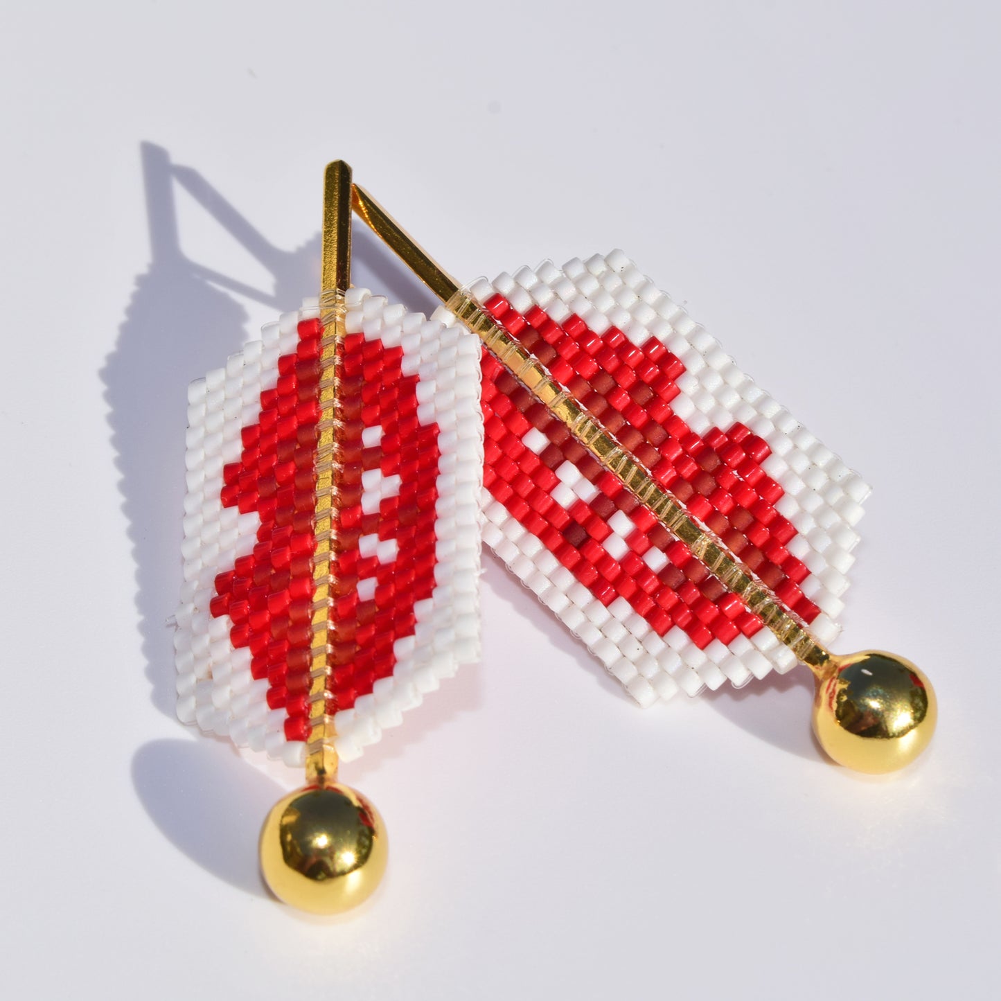LIPS EARRINGS IN WHITE AND RED COLORS